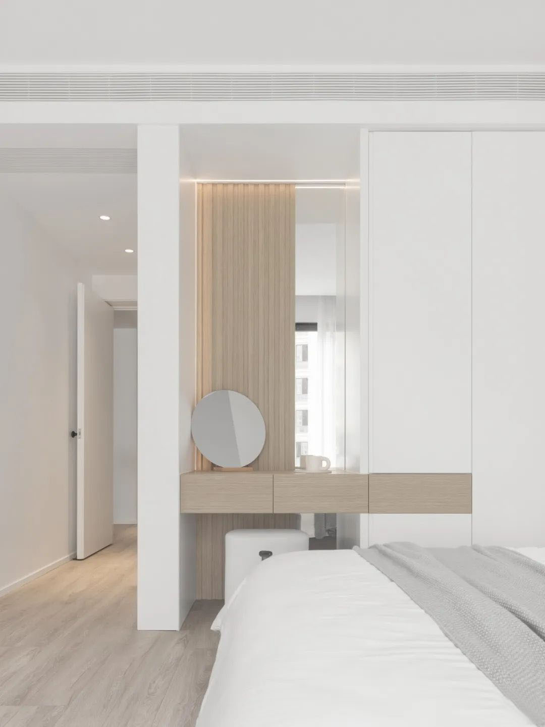 工作如此繁雜,居家何不簡單一些?三口之家的極簡美宅