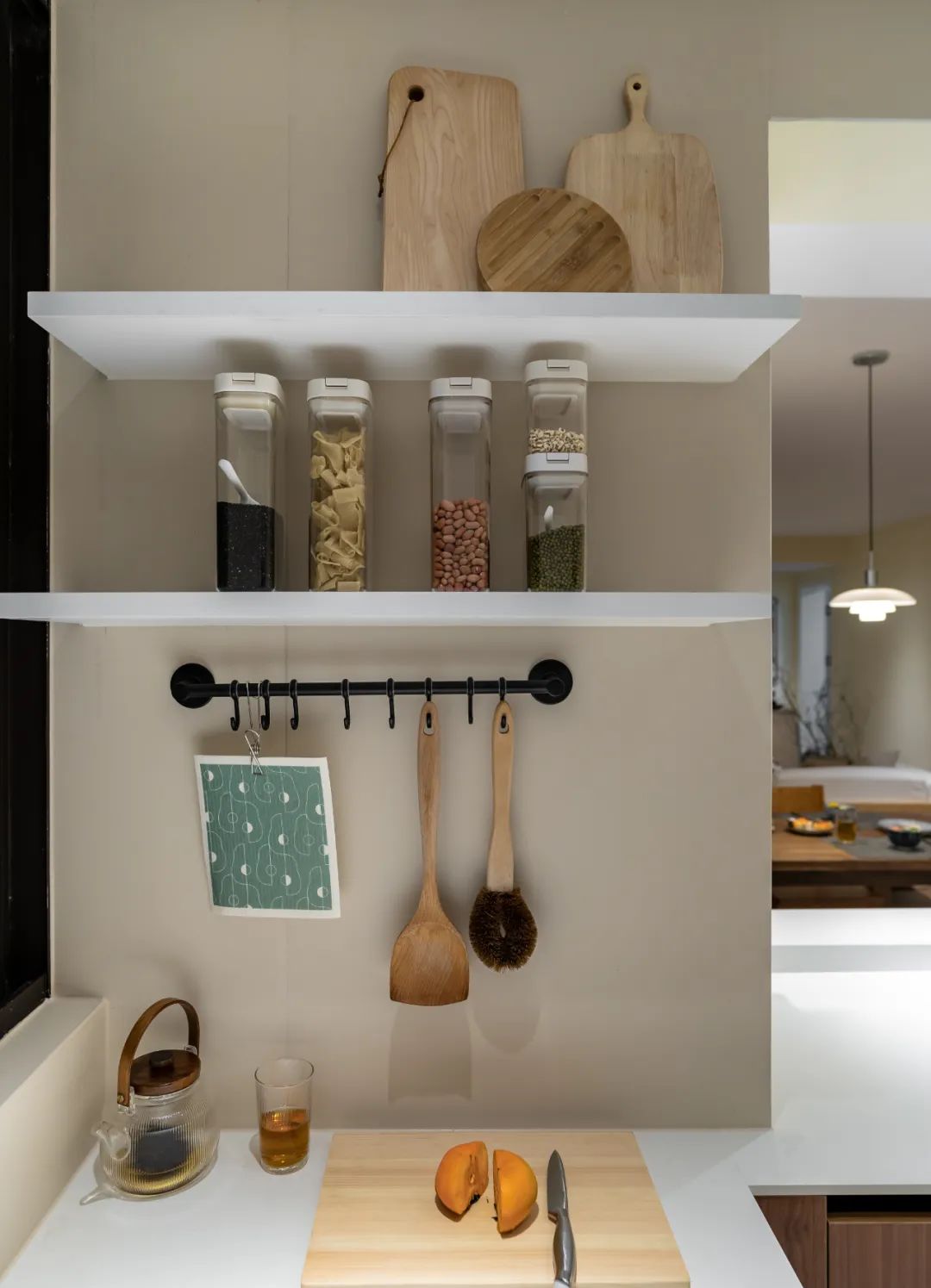 三代同堂居家新寵，原木家具配暖白硬裝，將溫馨進行到底