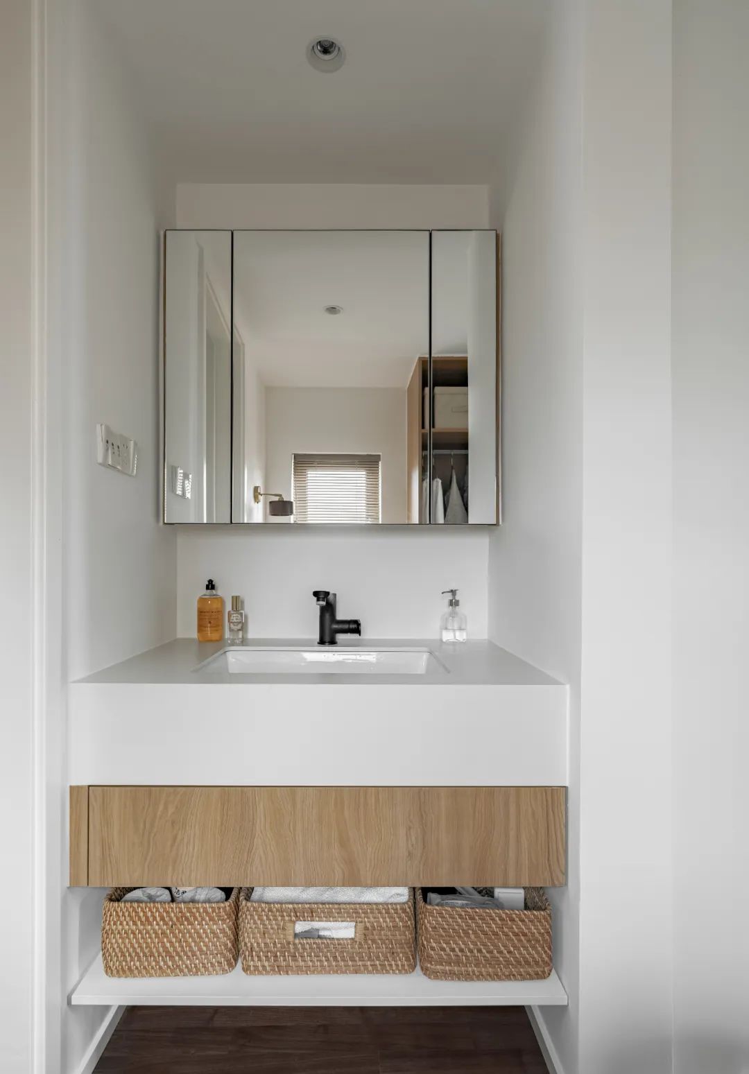 三代同堂居家新寵，原木家具配暖白硬裝，將溫馨進行到底