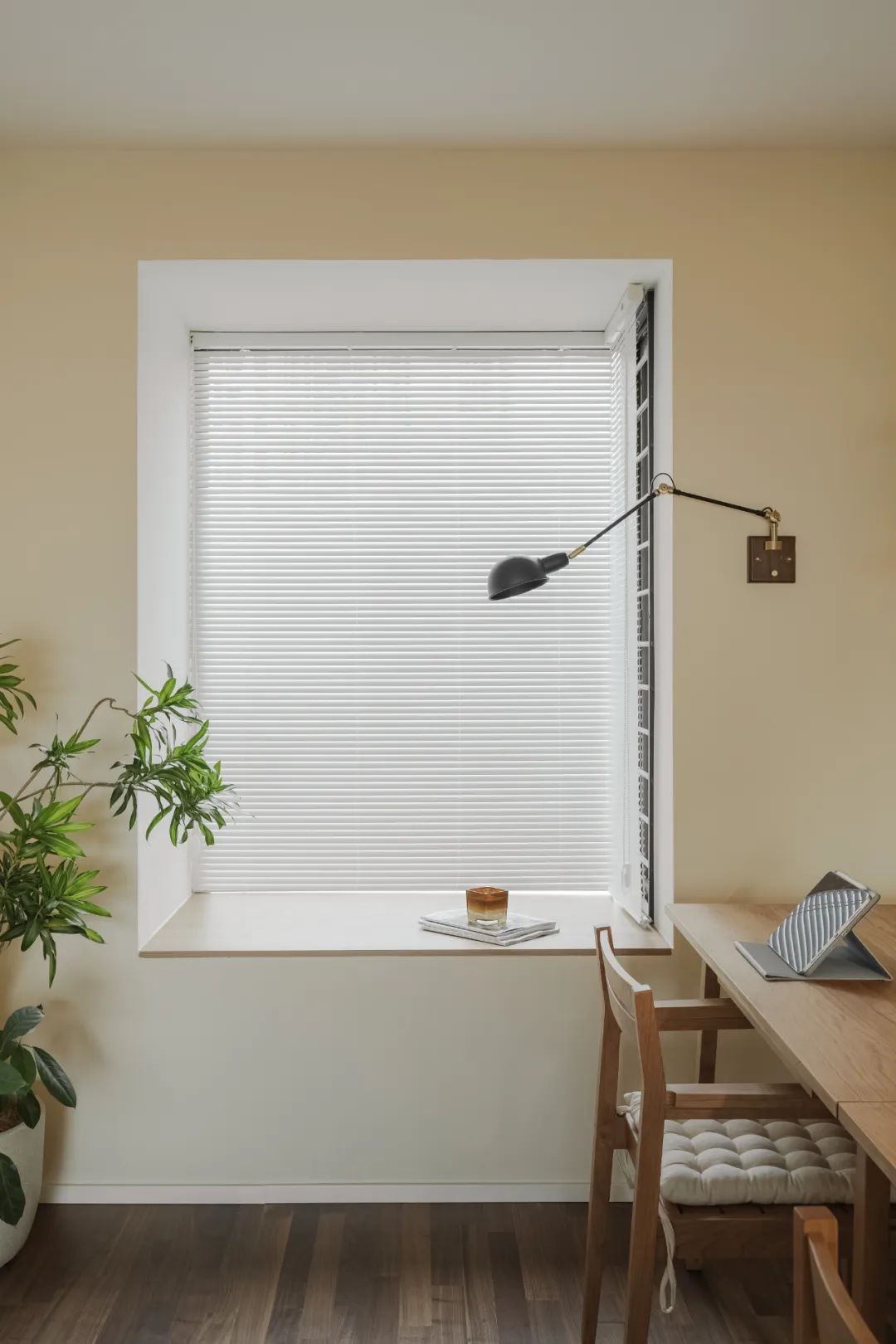 三代同堂居家新寵，原木家具配暖白硬裝，將溫馨進行到底