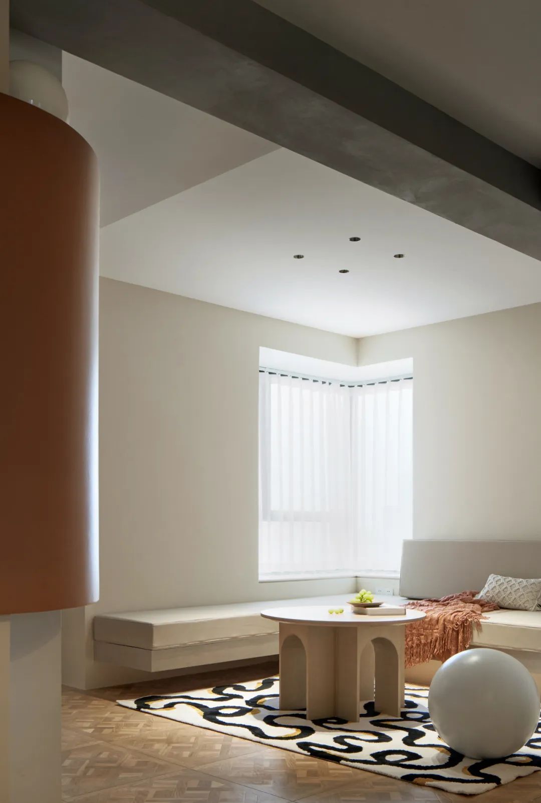 學學新法式，暖白弧墻搭配亮色點綴，有“顏”有“料”