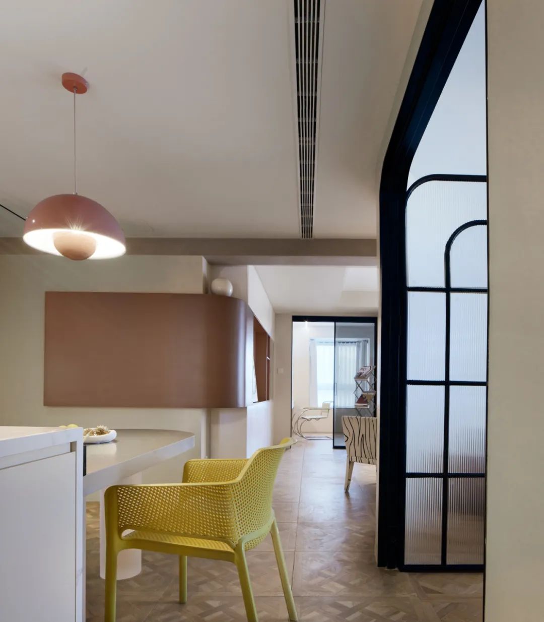 學學新法式，暖白弧墻搭配亮色點綴，有“顏”有“料”