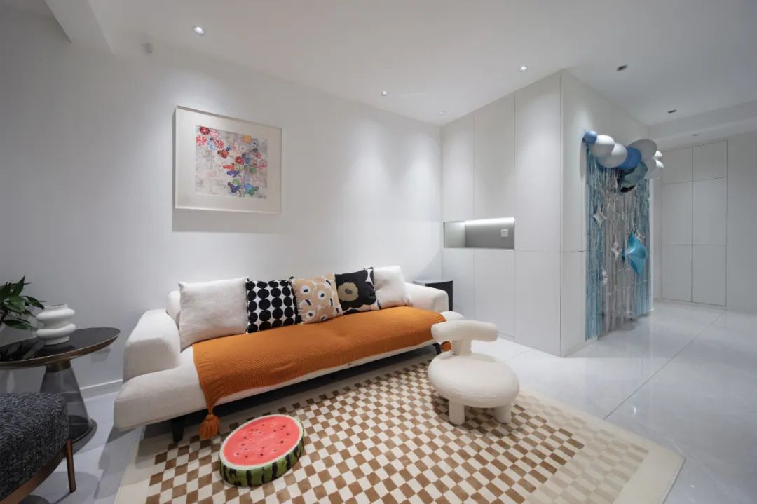 廚衛(wèi)小又暗？92㎡爆改格局+無(wú)主燈設(shè)計(jì)，3人住舒服又高級(jí)！ 