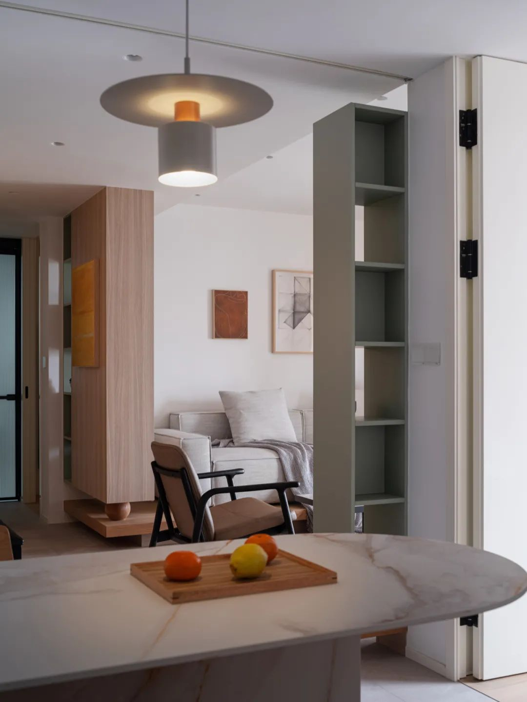 小戶型潮設計丨客廳陽臺榻榻米、創(chuàng)意壁龕“房中房”	