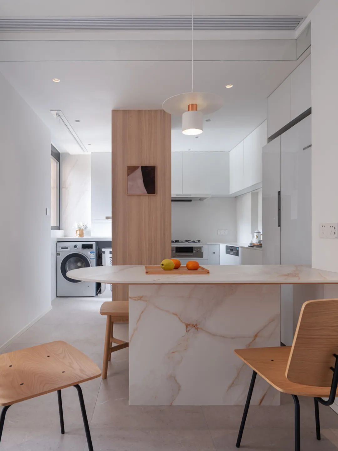 小戶型潮設計丨客廳陽臺榻榻米、創(chuàng)意壁龕“房中房”	