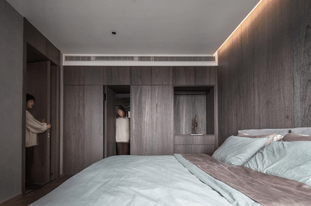 咖啡店老板巧改毛坯房“高級灰雕塑風”邊藝術邊生活