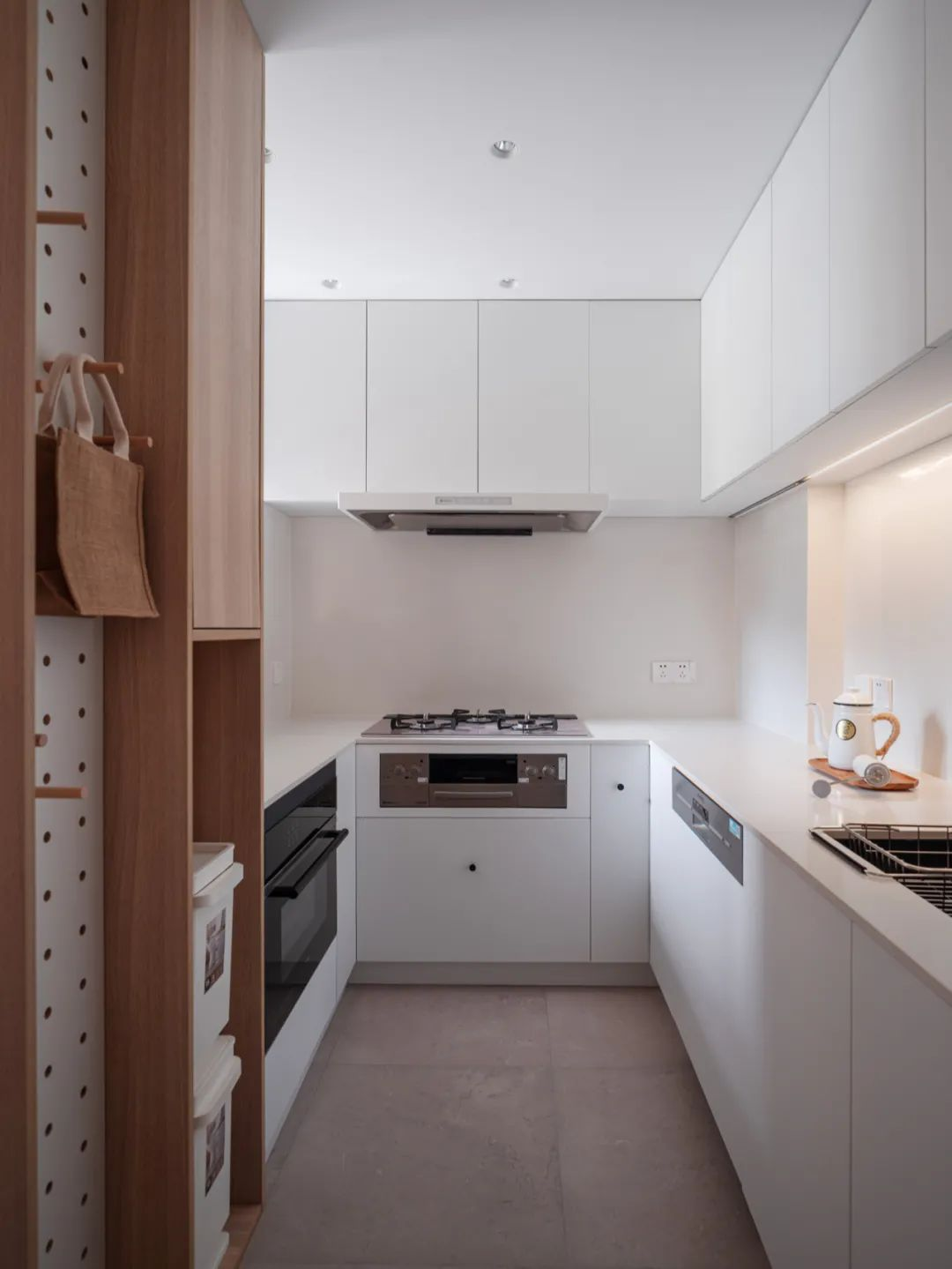 小戶型潮設計丨客廳陽臺榻榻米、創(chuàng)意壁龕“房中房”	