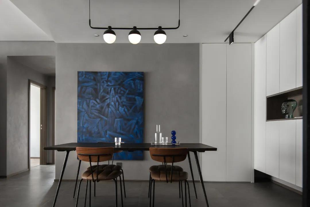 咖啡店老板巧改毛坯房“高級灰雕塑風”邊藝術邊生活