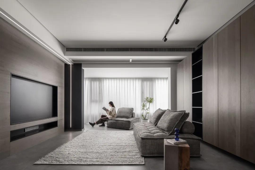 咖啡店老板巧改毛坯房“高級灰雕塑風”邊藝術邊生活