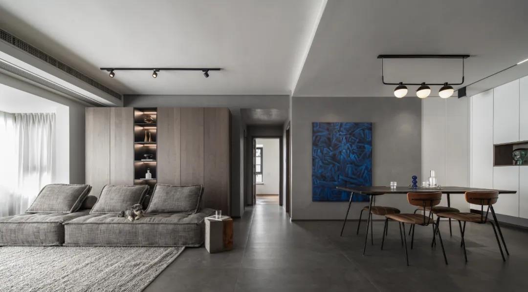 咖啡店老板巧改毛坯房“高級灰雕塑風”邊藝術邊生活