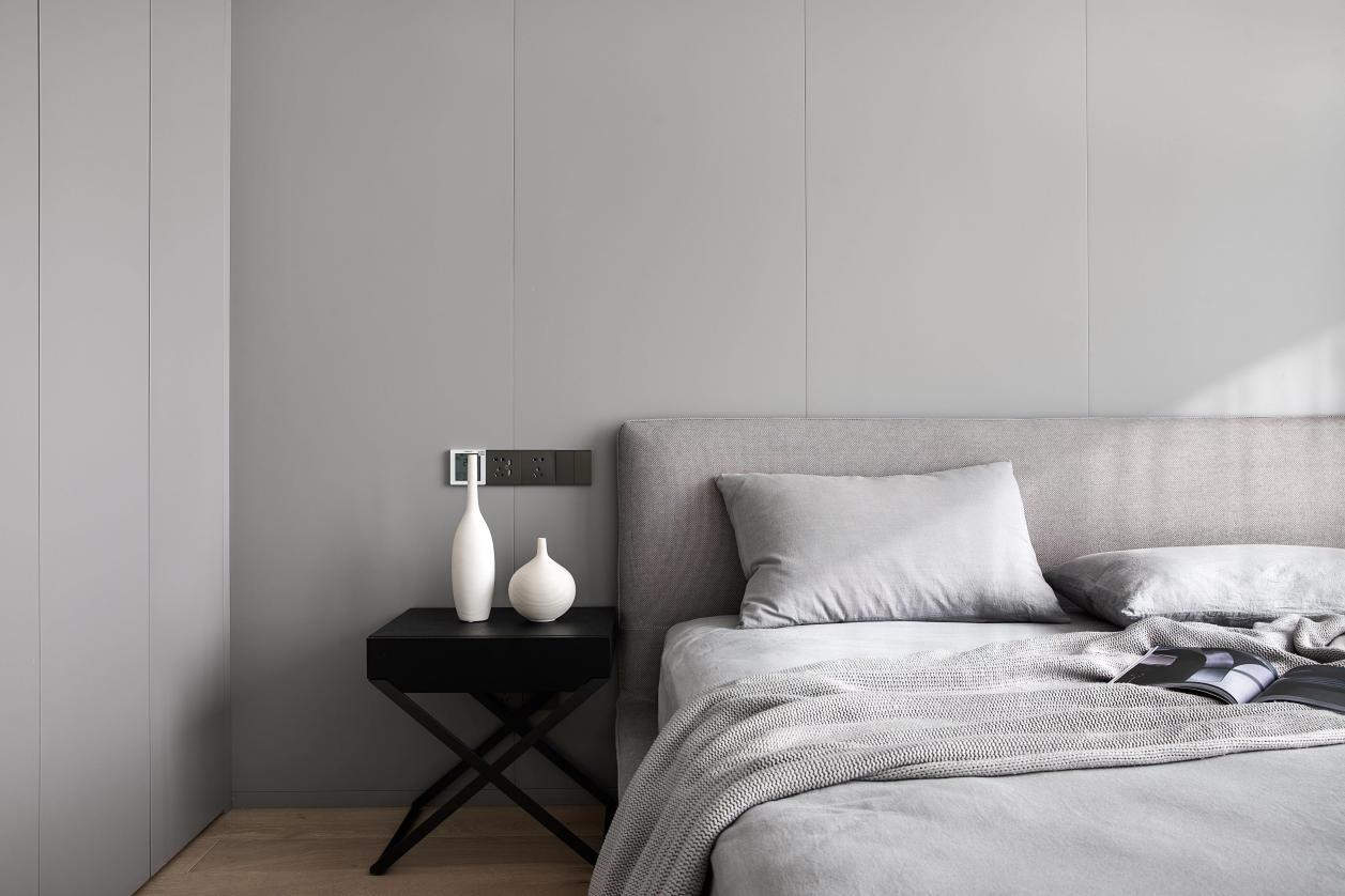 咖啡店老板巧改毛坯房“高級灰雕塑風”邊藝術邊生活