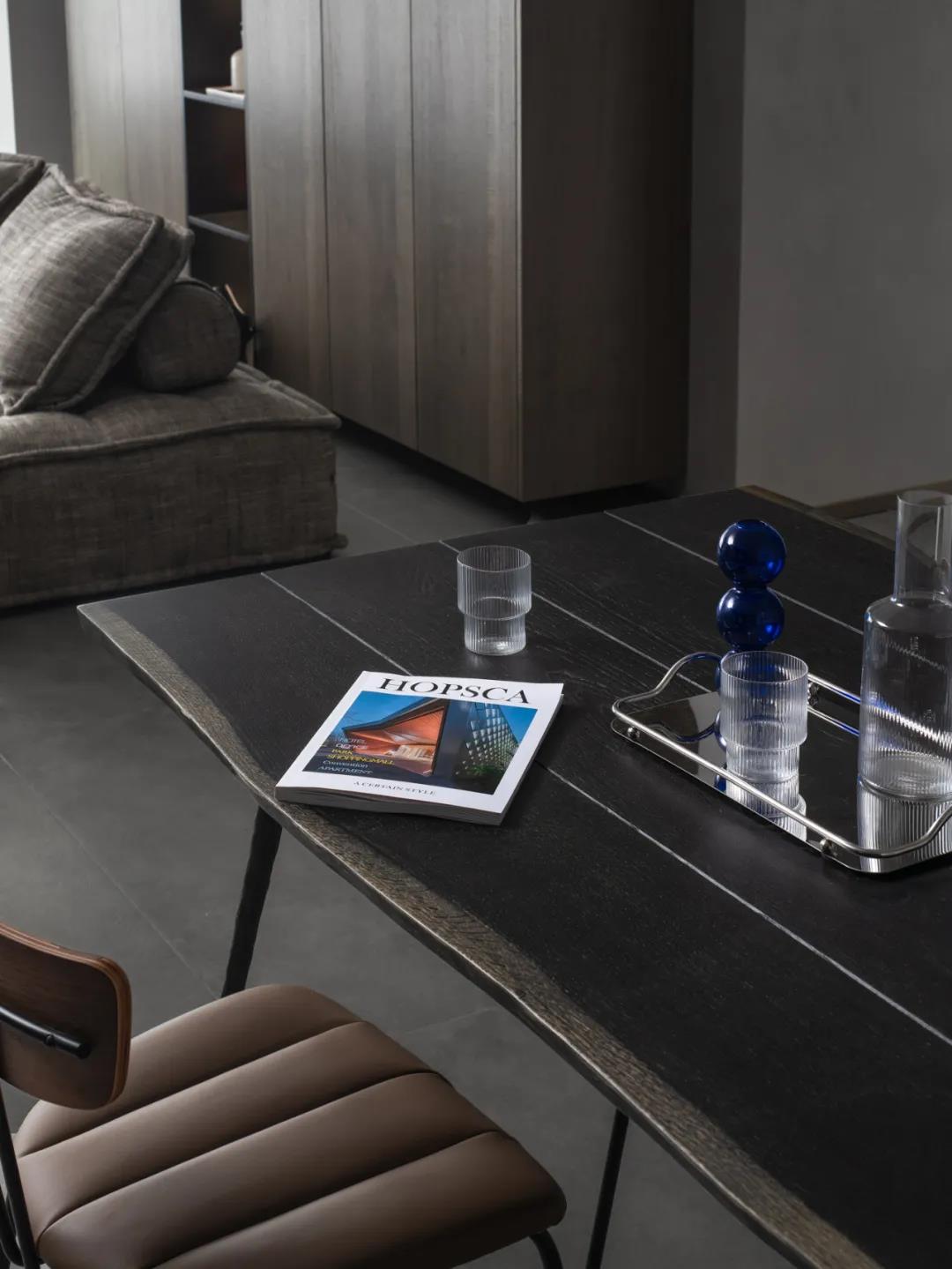 咖啡店老板巧改毛坯房“高級灰雕塑風”邊藝術邊生活