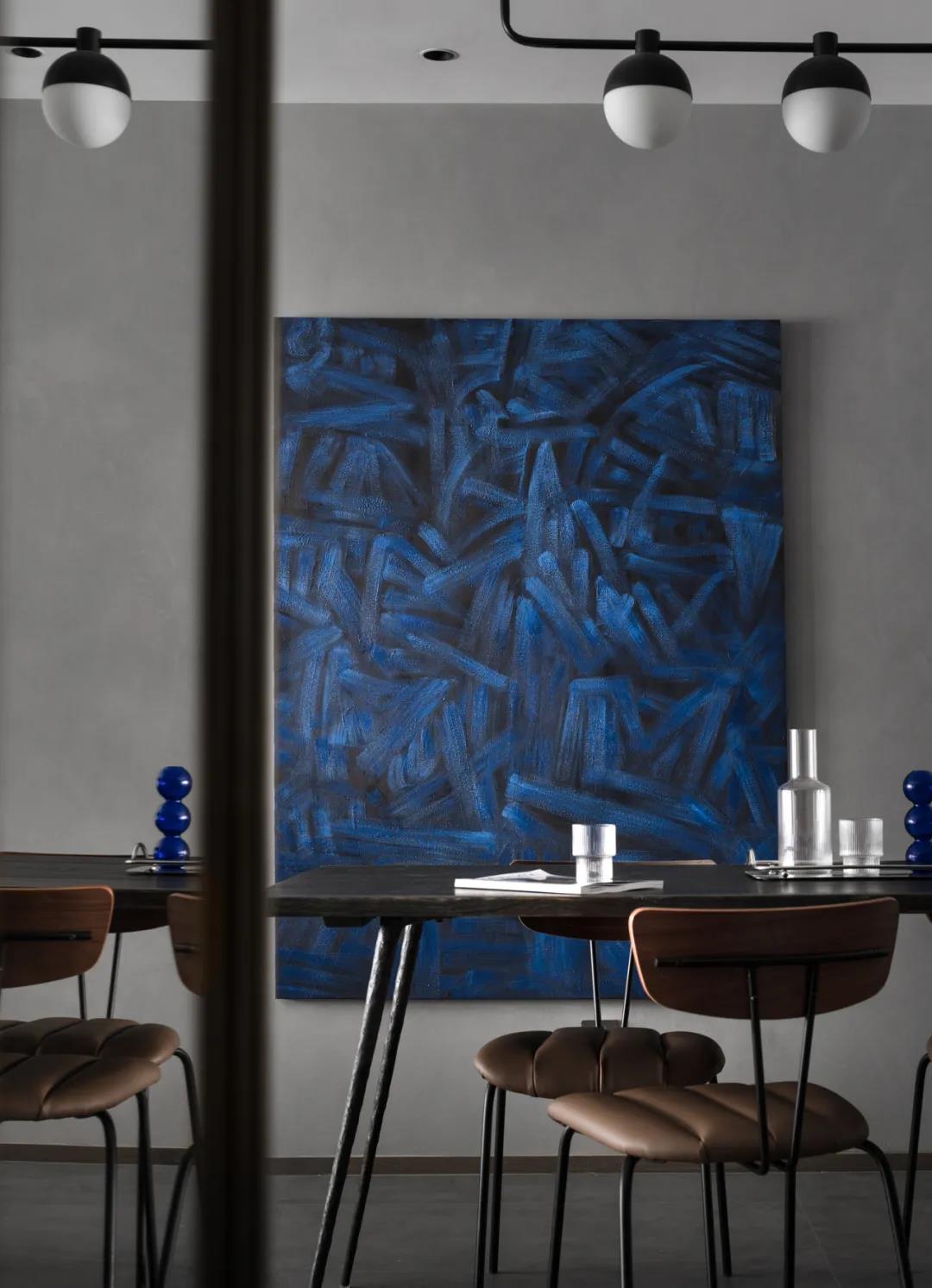 咖啡店老板巧改毛坯房“高級灰雕塑風”邊藝術邊生活