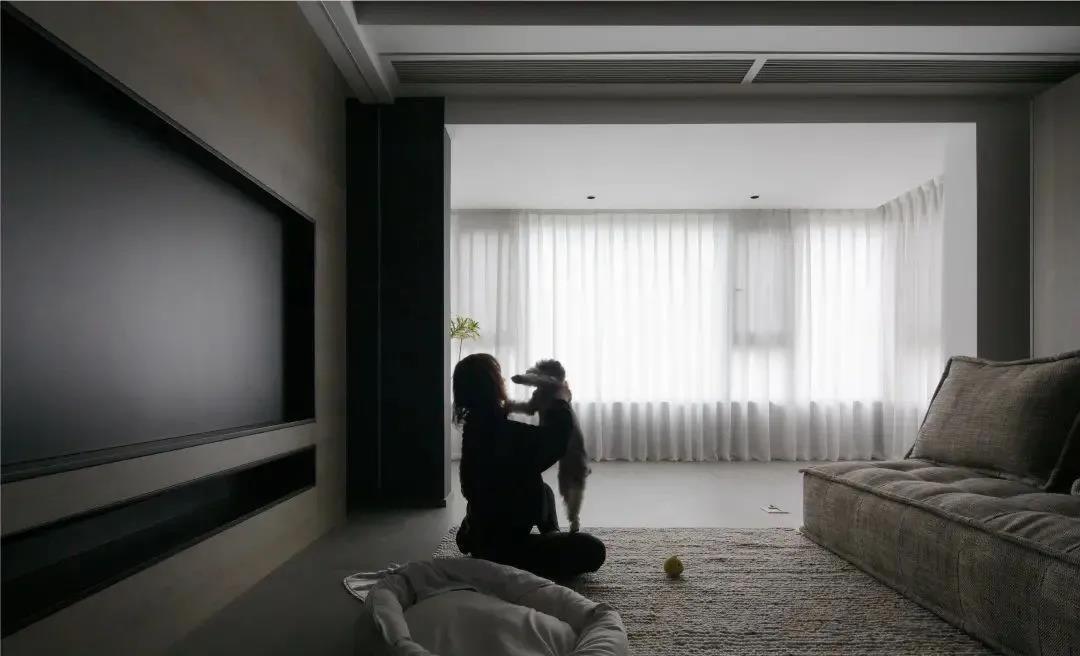 咖啡店老板巧改毛坯房“高級灰雕塑風”邊藝術邊生活