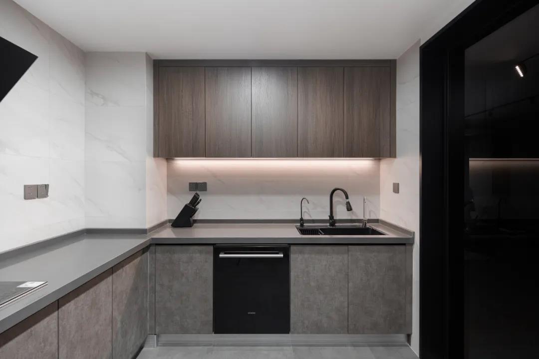 咖啡店老板巧改毛坯房“高級灰雕塑風”邊藝術邊生活