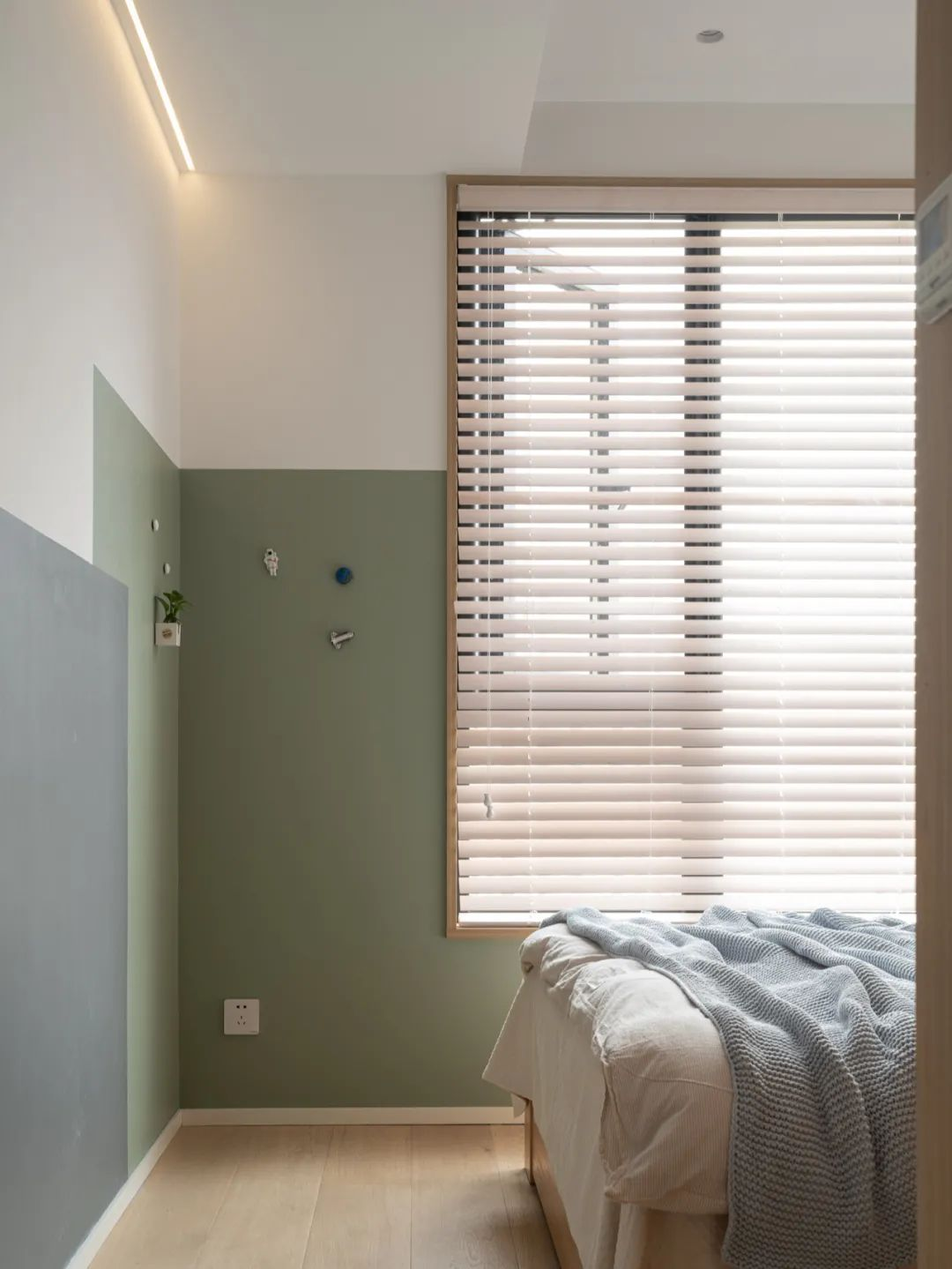 小戶型潮設計丨客廳陽臺榻榻米、創(chuàng)意壁龕“房中房”	