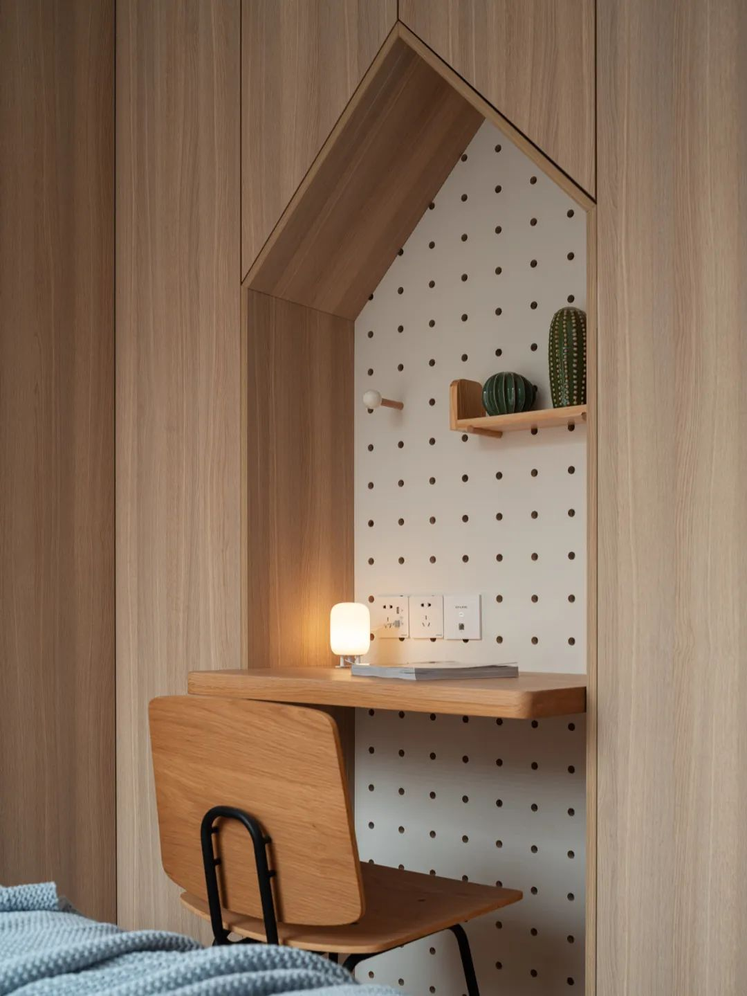 小戶型潮設計丨客廳陽臺榻榻米、創(chuàng)意壁龕“房中房”	