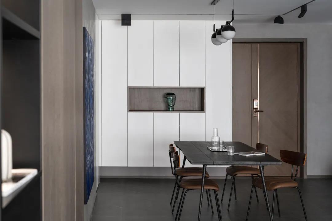 咖啡店老板巧改毛坯房“高級灰雕塑風”邊藝術邊生活