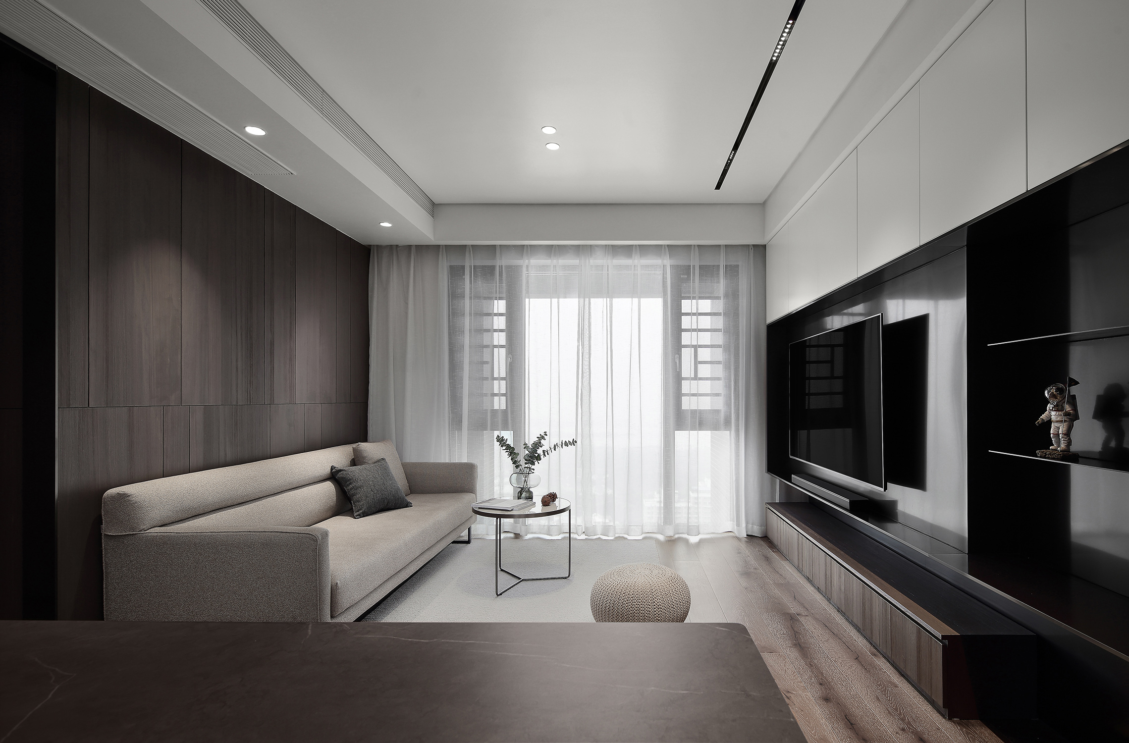 現(xiàn)代輕奢小三居，黑灰色調(diào)由簡(jiǎn)入繁，滿足帶娃夫婦所有需求