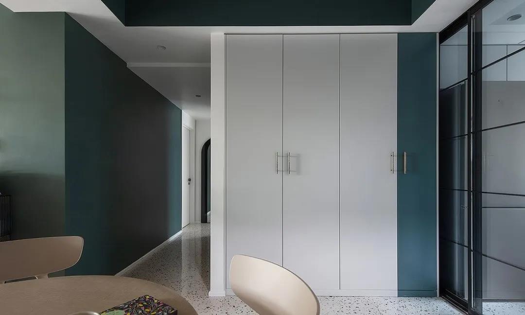 客廳去電視化，78㎡三口之家書墻+休閑吧，好看又實用